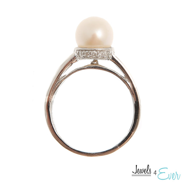 10KT Gold Ring set with Cultured Pearl and Diamond