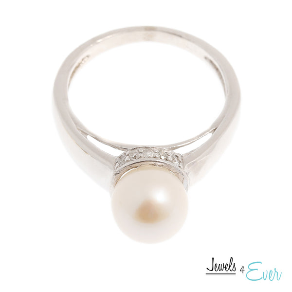 10KT Gold Ring set with Cultured Pearl and Diamond