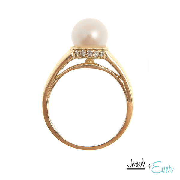 10KT Gold Ring set with Cultured Pearl and Diamond