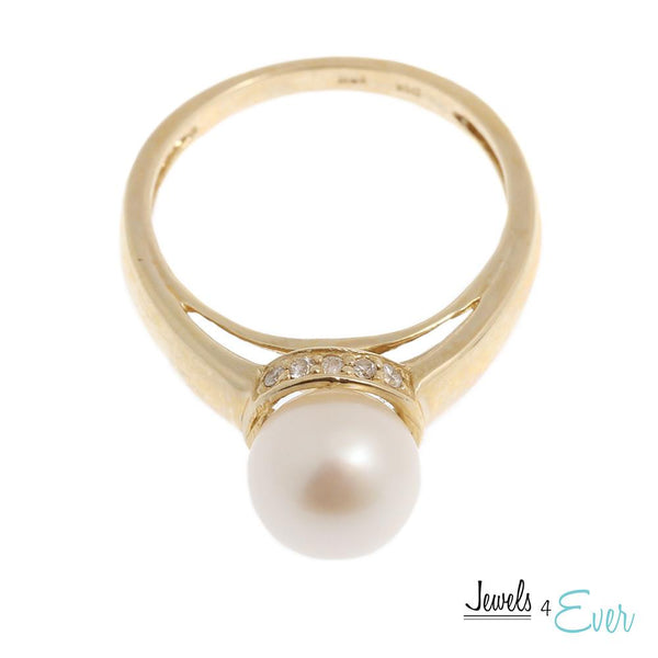 10KT Gold Ring set with Cultured Pearl and Diamond